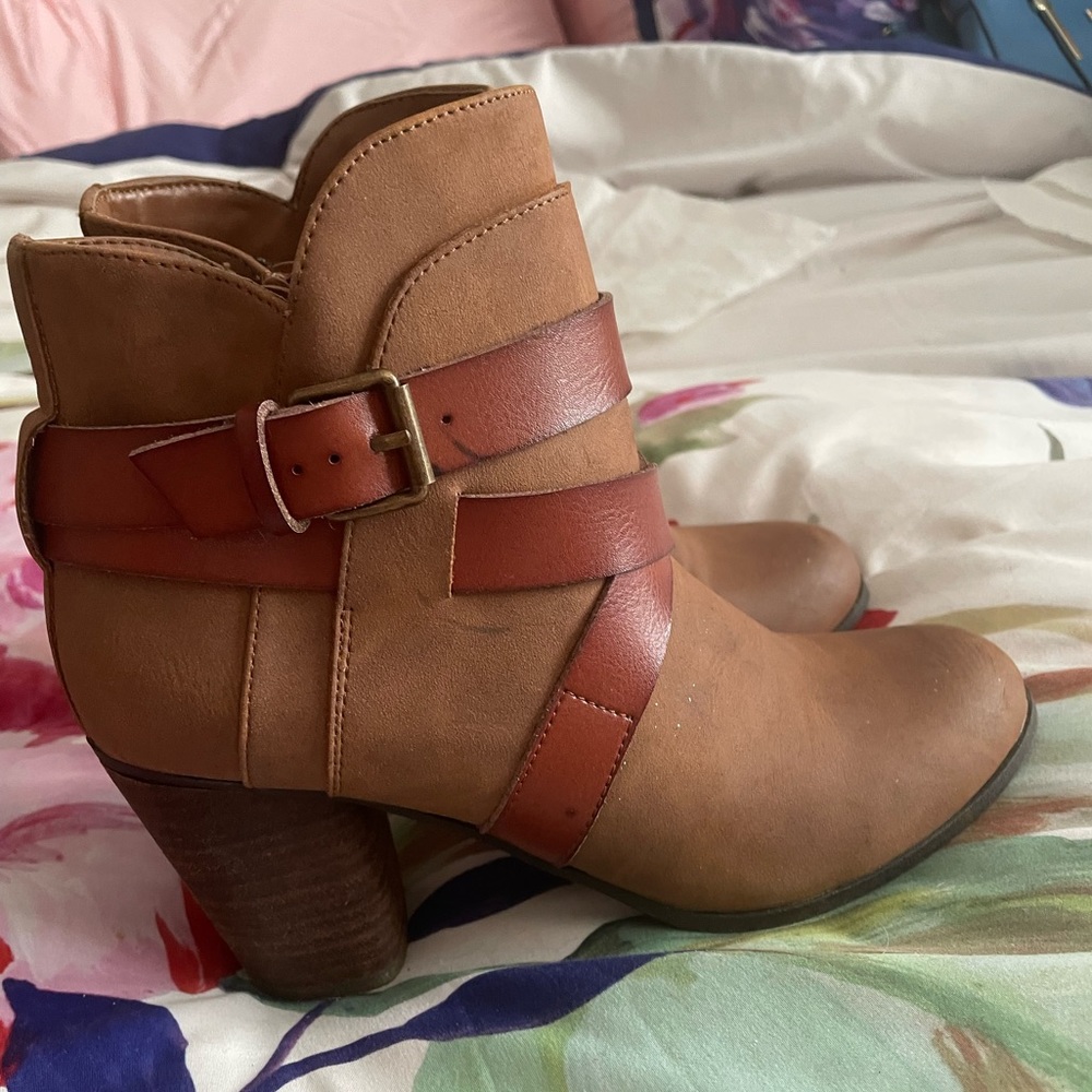 Tan/Brown Booties Size 7 1/2 Faux Leather Excellent Condition